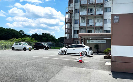 大きな駐車場、駐輪場